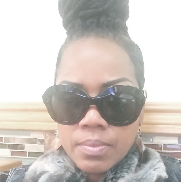 Meet your Posher, Yvette - Picture 2 of 2